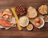 Salmón, camarones, avena, pan, pasta, huevos, lentejas, cacahuates y maíz. Todos son fuentes de proteína, esencial para formar cada aminoácido.