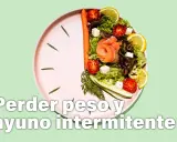 Plato con ensalada y salmón, simulando un reloj. Descubre los ayuno 18 horas beneficios para perder peso y mejorar tu salud.
