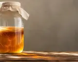 Un tarro de kombucha burbujeante, ideal para la salud digestiva. Descubre para qué es bueno la kombucha y sus beneficios.