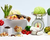 Variedad de alimentos bajos en carbohidratos: pescado, mariscos, verduras, huevos, frutos secos y queso.