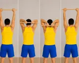 Hombre realiza estiramiento de tríceps con barra, mostrando la flexión y extensión de codos.