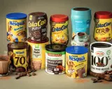 Variedad de productos de cacao, incluyendo Cola Cao y Nesquik. El cacao puro es la base de estas deliciosas bebidas.