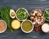 Ingredientes para una dieta baja en carbohidratos fermentables: aguacate, eneldo, champiñones, espinacas, lentejas mungo, arroz, polenta y tomates.