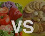 Comparación entre alimentos naturales y procesados: verduras frescas y coloridas frente a una variedad de galletas y dulces.