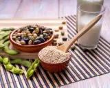 Granos de soja, edamame, leche de soja y lecitina de soja en polvo, ingredientes versátiles para una dieta saludable.