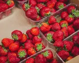 Fresas rojas y jugosas en envases transparentes. Un festín de sabor y pocas calorías fresas para disfrutar sin culpa.