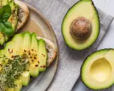 Tostadas de aguacate con brotes y especias. El aguacate, rico en grasas saludables, es un alimento nutritivo.
