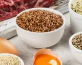 Carne, huevo, tofu, trigo sarraceno, quinoa y semillas de cáñamo: alimentos que tienen aminoácidos esenciales para tu dieta.