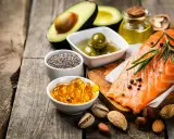 Salmón, aguacate, aceitunas, semillas de chía, frutos secos y cápsulas de aceite: alimentos ricos en grasas por kilo de peso para una dieta saludable.