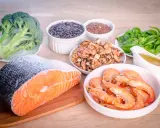 Salmón, camarones, nueces, brócoli, arroz salvaje y semillas de lino, todos son excelentes omega 6 alimentos para una dieta equilibrada.