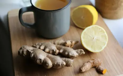 Té de jengibre y limón, ideal para aprovechar las propiedades antiinflamatorias y digestivas del jengibre.