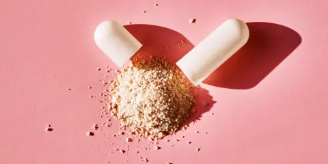 Cápsula abierta revela polvo beige. ¿Qué es la berberina? Un suplemento natural para tu bienestar.