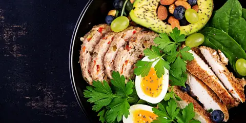 Un plato delicioso y saludable con carne, pollo, huevos, aguacate y frutos secos. Una opción perfecta para una dieta low carb.