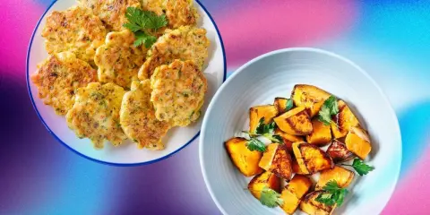 Tortitas de pollo y trozos de batata asada en platos, con fondo degradado azul y rosa.