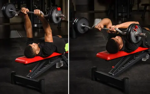 Hombre haciendo ejercicio en banco con barra para triceps francés.