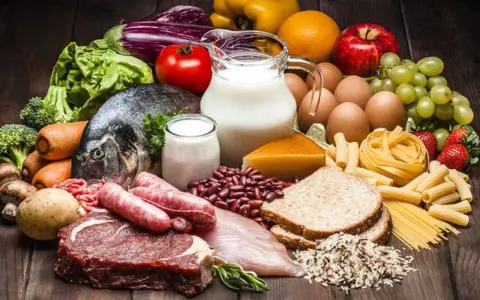 Variedad de alimentos: carnes, pescado, huevos, lácteos, frutas, verduras y carbohidratos para ganar masa muscular como pasta, pan y arroz.