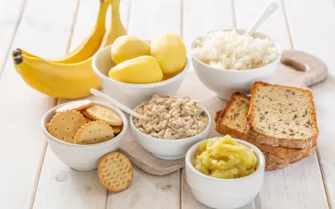 Plátanos, patatas, arroz, avena, pan y compota de manzana, algunos alimentos astringentes para una dieta suave.