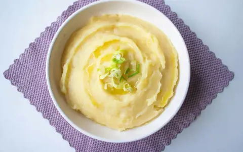 Puré cremoso con aceite de oliva y cebollino, perfecto para una dieta para engordar.