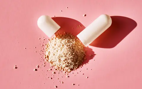 Cápsula abierta revela polvo beige. ¿Qué es la berberina? Un suplemento natural para tu bienestar.