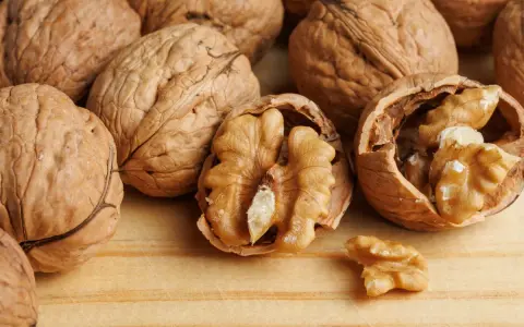 Un montón de nueces enteras y partidas, mostrando su interior arrugado. ¡Cuidado, los frutos secos engordan!