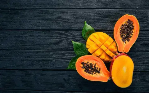 Papaya y mango cortados, ricos en enzimas digestivas naturales.