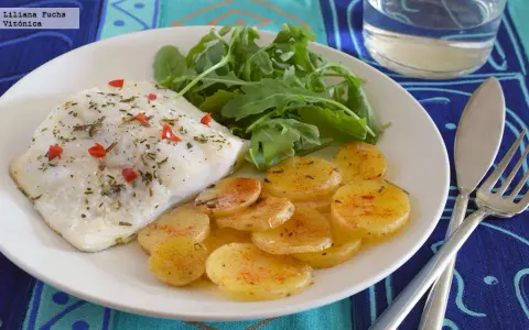 Pescado blanco con patatas y rúcula, una opción saludable para tu menú semanal de ayuno intermitente 16/8.