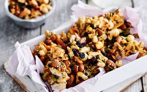 Un delicioso snack de frutos secos, semillas y pasas, perfecto para un tentempié energético.