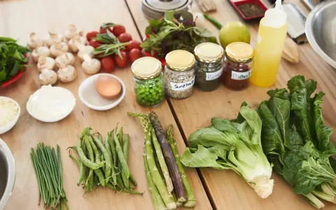Ingredientes frescos para empezar a ser vegano: verduras, legumbres, semillas y especias.
