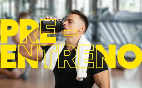 Hombre bebiendo de un termo en el gimnasio. El texto "PRE ENTREN" sugiere la pregunta: ¿cuánto dura el efecto del pre entreno?