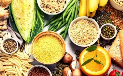 Variedad de alimentos ricos en carbohidratos que engordan: arroz, avena, pasta, pan, plátanos, legumbres y verduras.