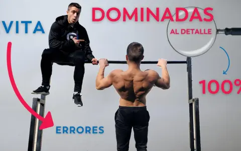 Evita errores en tus dominadas agarre prono. Un hombre realiza el ejercicio con la espalda musculosa, mientras otro señala los fallos.