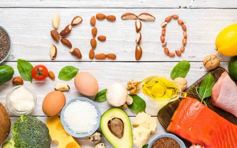 Alimentos keto: huevos, aguacate, salmón, aceite, frutos secos y brócoli. ¡Incluso se puede comer lentejas en la dieta keto!
