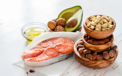 Salmón, aguacate, nueces y aceite de oliva: ingredientes clave para el omega 3 para adolescentes.