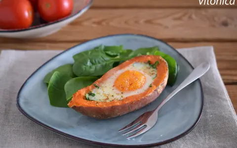 Batata rebozada con huevo y espinacas, una opción deliciosa y saludable de comidas bajas en fodmap.