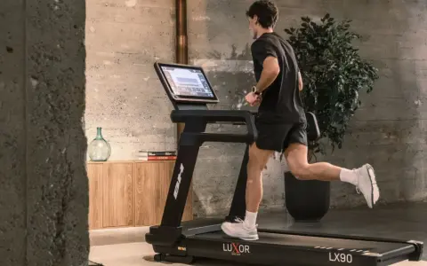 Hombre corriendo en cinta, parte de una tabla de ejercicios para perder peso.