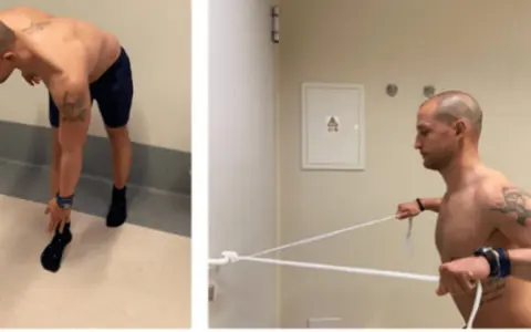 Hombre realizando ejercicio de retracción escapular con banda elástica.