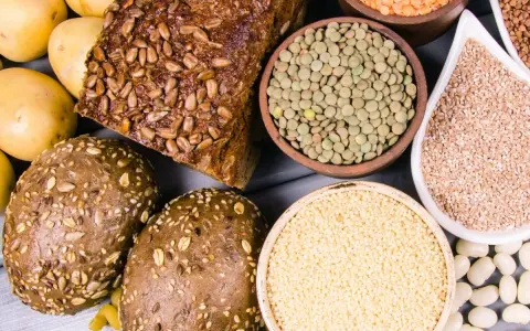 Patatas, pan integral, lentejas y cuscús: ingredientes perfectos para tus carbohidratos antes de entrenar.