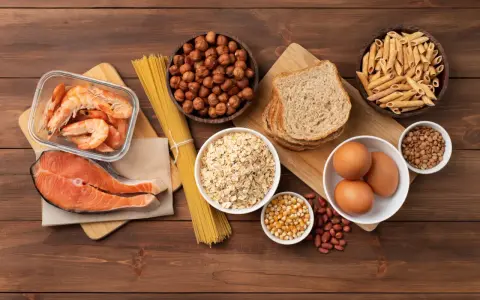 Salmón, camarones, avena, pan, pasta, huevos, lentejas, cacahuates y maíz. Todos son fuentes de proteína, esencial para formar cada aminoácido.