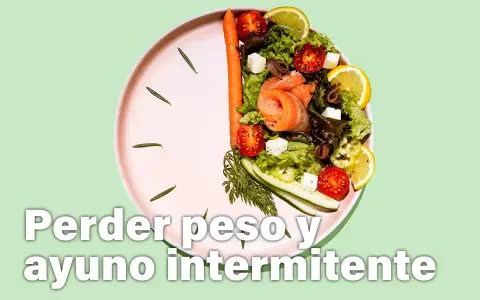 Plato con ensalada y salmón, simulando un reloj. Descubre los ayuno 18 horas beneficios para perder peso y mejorar tu salud.