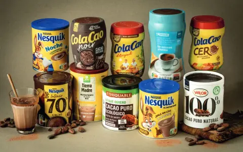 Variedad de productos de cacao, incluyendo Cola Cao y Nesquik. El cacao puro es la base de estas deliciosas bebidas.