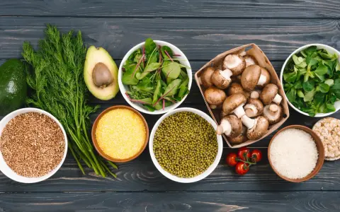 Ingredientes para una dieta baja en carbohidratos fermentables: aguacate, eneldo, champiñones, espinacas, lentejas mungo, arroz, polenta y tomates.