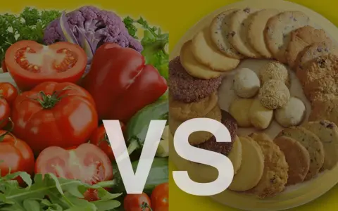 Comparación entre alimentos naturales y procesados: verduras frescas y coloridas frente a una variedad de galletas y dulces.