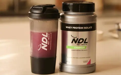 Batido de proteína NDL y su envase. ¿Cuántos scoops de proteína tomar? Elige tu sabor favorito.