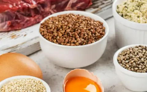 Carne, huevo, tofu, trigo sarraceno, quinoa y semillas de cáñamo: alimentos que tienen aminoácidos esenciales para tu dieta.