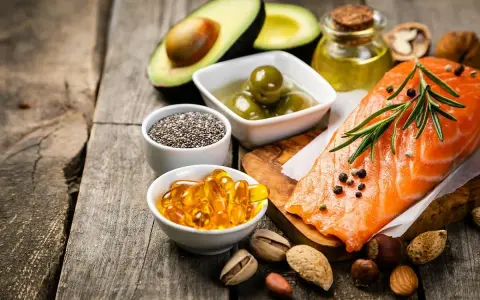 Salmón, aguacate, aceitunas, semillas de chía, frutos secos y cápsulas de aceite: alimentos ricos en grasas por kilo de peso para una dieta saludable.