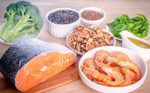 Salmón, camarones, nueces, brócoli, arroz salvaje y semillas de lino, todos son excelentes omega 6 alimentos para una dieta equilibrada.