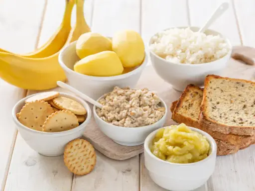 Plátanos, patatas, arroz, avena, pan y compota de manzana, algunos alimentos astringentes para una dieta suave.