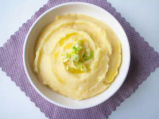 Puré cremoso con aceite de oliva y cebollino, perfecto para una dieta para engordar.