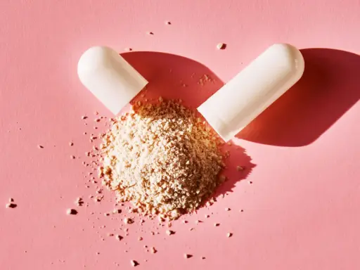Cápsula abierta revela polvo beige. ¿Qué es la berberina? Un suplemento natural para tu bienestar.