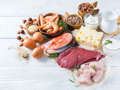 Variedad de alimentos ricos en proteínas: carne, pescado, pollo, huevos, lácteos, legumbres y frutos secos. Son clave para entender qué son los alimentos constructores.